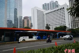 雨季提前到来 印尼首都雅加达受疫情和洪灾双重考验图片