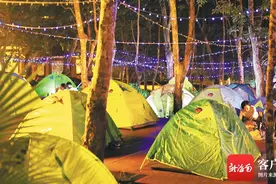 多名露营爱好者夜宿定安南丽湖畔 共享假期欢乐时光图片