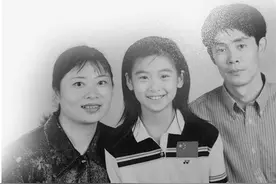 三口之家出了三大国手 小小羽毛球改变了他们的人生图片