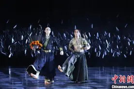 杨丽萍舞剧《十面埋伏》天津首演 以现代舞融合传统文化讲述中国故事图片