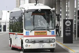 群马大学与NTT docomo研发无人驾驶公交车上路测试图片