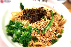 寻找2020天府美食地标｜一面一格 百面百味！一碗“宜宾燃面”开启四川宜宾人活力满满的一天图片