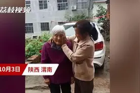 惊喜！女儿假装看病带妈妈回外婆家，结果母亲一到县城就哭了图片