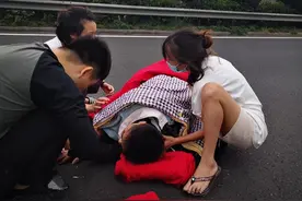 台金高速上发生翻车事故，旅途中的“白衣天使”马上归位救人图片