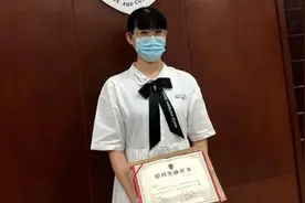 制止施暴被打断牙齿，女研究生见义勇为获奖1万视频封面
