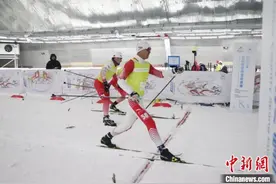 中国运动员借“十一”黄金周以赛代练 雪场劲吹冬奥热风图片