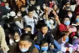 西安游客多到无处下脚？网友：要穿纸尿裤，不然上厕所挤不出去图片