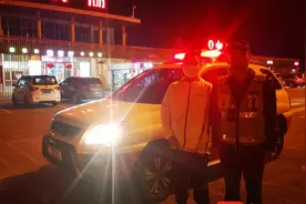 视频｜男孩：“你们车子开走了，我还没上车呢！”父母：“啊！…….”图片