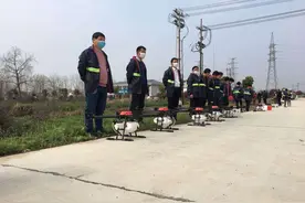 越来越多中国农民成为无人机“飞手”图片