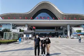 武汉伢在深圳打拼，父母乘高铁南下解相思：想去看儿子，随时说走就走图片