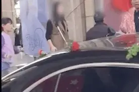 拦婚车“月入过万”，不给钱就叫爸爸……如此“讨喜”，喜从何来？| 睡前聊一会儿图片