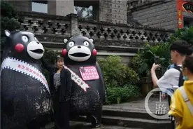 负伤的“漂流熊”日均接客5千人 成为龙门浩老街“代言人”图片