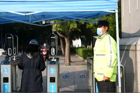 读过大专当过兵，80后校园保安程鹏的国庆假期不寻常图片
