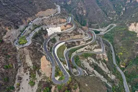 北京：盘山公路“山路十八弯”吸引市民游客打卡图片