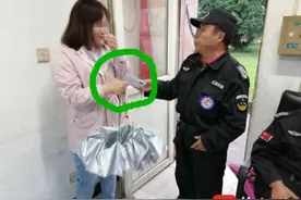 用几百元老人机的校园保安大叔，拾到六千元新手机没动心，主人取回手机时哭了图片