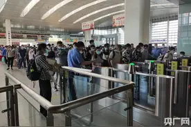 福州火车站7日迎来双向客流高峰 加开98列高铁动车图片