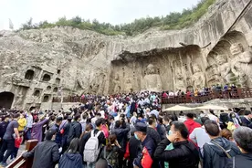 洛阳龙门石窟景区千年佛像被摸出包浆，景区回应：增加安保引导游客图片