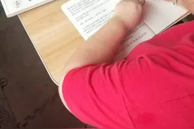 这位宿管阿姨拿到会计证，直接上了热搜！这所高校其实还有更多“扫地僧”图片