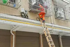 义乌2岁宝宝被困屋内，开锁师傅也无计可施……还好防盗窗上有个“小机关”图片