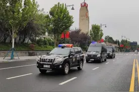 确保节日平安圆满，武汉特警再启动大巡控图片