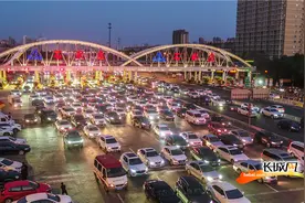 石家庄裕华高速口：堵车堵出了一道“风景”图片