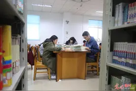 湖南衡阳：图书馆里学习忙图片