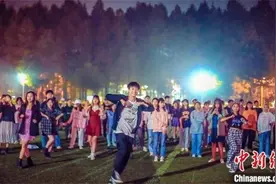 锻炼身体释放压力 武汉一高校学生组团跳广场舞图片