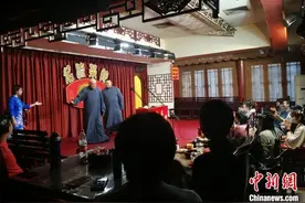 “十一”假期天津“特殊”风景：游客拉着行李箱茶馆听相声图片