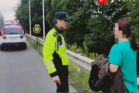 尴尬！高速堵车下来透透气，女子回头找不到自家车了图片