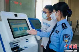 上海边检部门打造海港口岸线上线下一体化新模式图片