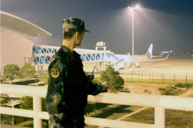 熄灯号丨哨兵与月亮图片