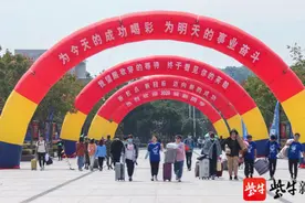 南信院开学，士官生新生爽快接受“理发挑战”图片