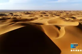 「“飞阅”中国」秋日航拍腾格里沙漠 浩瀚无垠曲线柔美图片