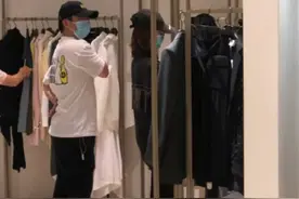 郑恺陪孕妻逛街全程悉心陪护 苗苗挺孕肚四肢纤细图片