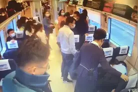 回杭州的动车上，年轻小伙竟然把手指伸进乘客嘴里！大家都说：好样的图片