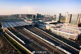 济南青岛间开行一站直达动车图片