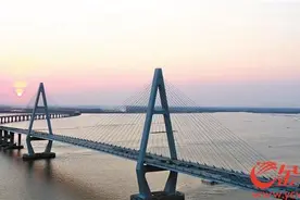 “湛江第一长跨海特大桥”顺利贯通 将于明年建成通车图片