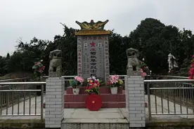 73岁退伍老兵第一次看到烈士父亲的画像，哭得像个孩子图片