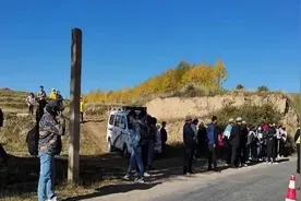 太危险！青海一辆车竟载了61人……图片