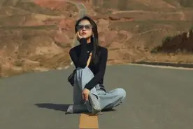 违反交通法！女星贾青在公路摆拍 被交警发文警告图片
