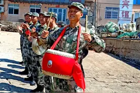 让获得荣誉的官兵，成为大家心目中最闪亮的星图片