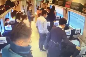 痛是真痛啊！开往杭州的动车上，乘警和列车员都伸出手指头让他咬，为啥？图片