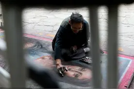 山东沂南：“残疾艺人”老区山村办画展图片