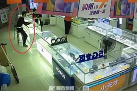 转身遇见你！一回头，盗窃嫌疑人就在面前图片