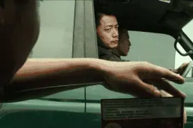 见到阿sir神情紧张 躲躲闪闪？抓！电影情节现实中上演图片