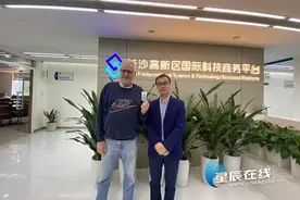 在长15年外籍专家办老年卡 成了名副其实的“长沙人”图片