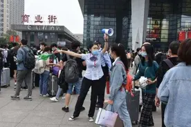 近800人次双节坚守成都东客站 平安护送旅客超27万人图片