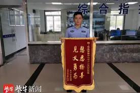 加了“陪玩”小姐姐微信后 这个“老板”被警察铐走了图片