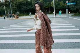 宋妍霏身着GUCCI 西装，复古造型灵动优雅图片