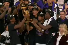 湖人捧杯 珍妮大声地说出了那句：“Kobe，this is for you！”图片